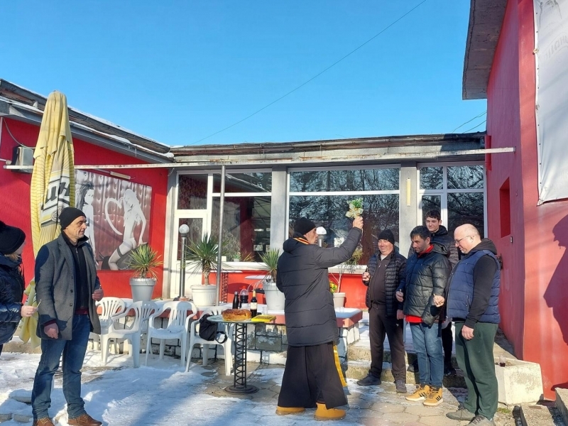 На обичая „Къпанки“ младоженецът Тома Савов бе окъпан за здраве в ледените води на чешмата в с. Царевец