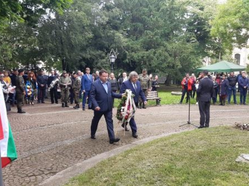 С общоградско поклонение и вой на сирени бе отбелязан днес Денят на Ботев в Свищов