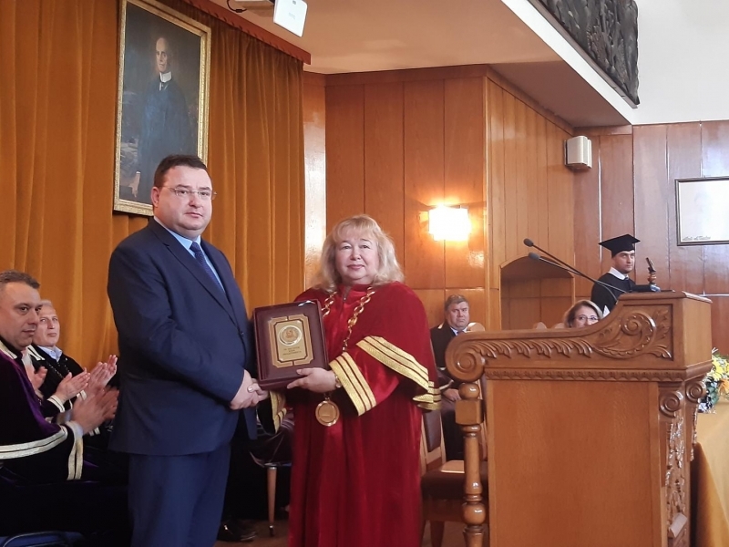 Кметът на община Свищов бе удостоен с почетен плакет за заслуги към СА „Д. А. Ценов“ 