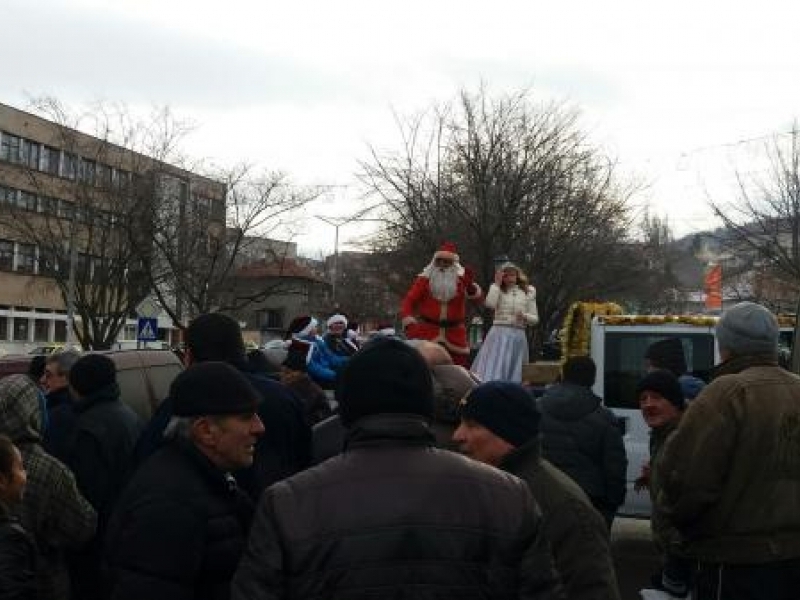 Дядо Коледа посети Свищов и раздаде подаръци с помощта на Снежанка и джуджетата