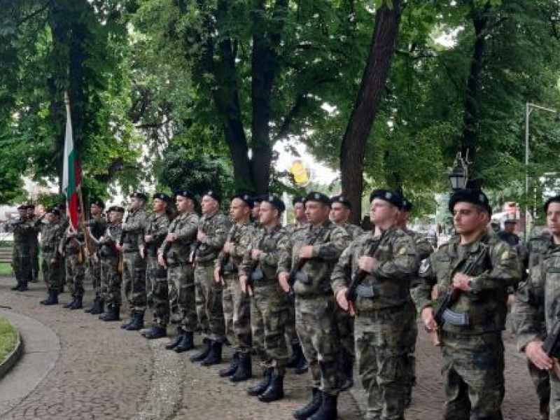 С общоградско поклонение и вой на сирени бе отбелязан днес Денят на Ботев в Свищов