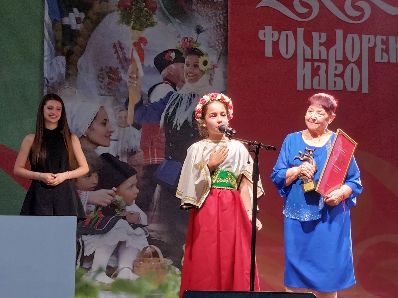 С награждаване, концерт и празнична заря закриха 13-я фестивал „Фолклорен извор“ в свищовското село Царевец 