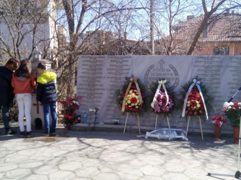 Свищовлии почетоха паметта на загиналите в най-ужасното земетресение преди 40 години