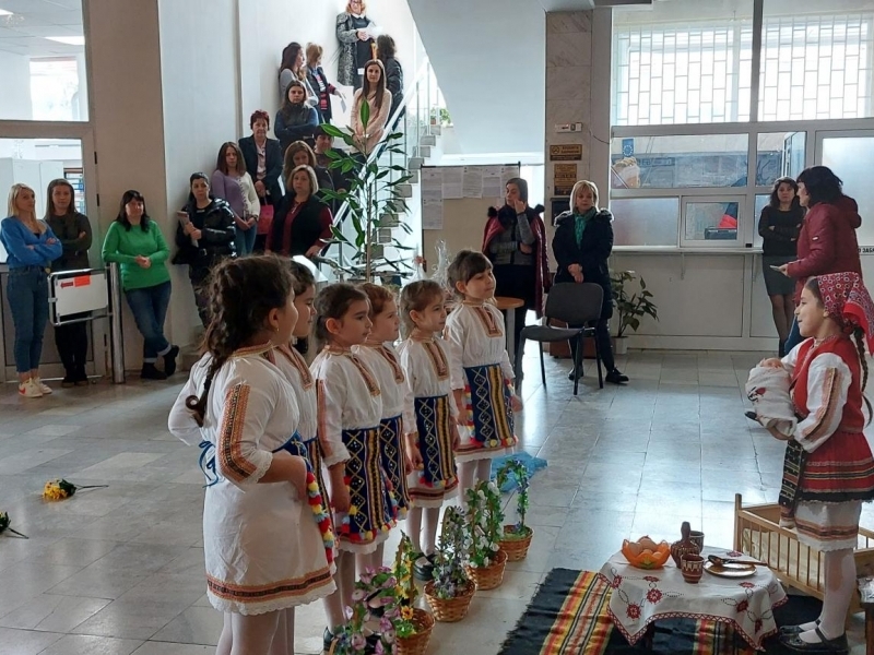 Лазарки от ДГ „Радост“ и ДГ „Калина Малина“ посетиха общинска администрация Свищов 