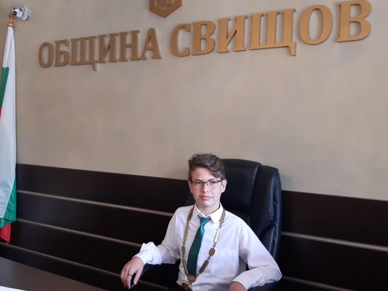 В „ОБУВКИТЕ НА КМЕТА“ – ПЕТОКЛАСНИКЪТ ЦВЕТЕЛИН ИВАНОВ СЕДНА НА СТОЛА НА СВИЩОВСКИЯ ГРАДОНАЧАЛНИК В ДЕНЯ НА УЧЕНИЧЕСКОТО САМОУПРАВЛЕНИЕ  