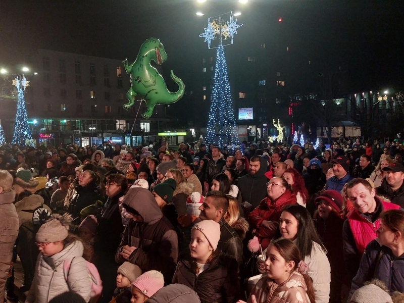 Коледните светлини грейнаха в  Свищов 