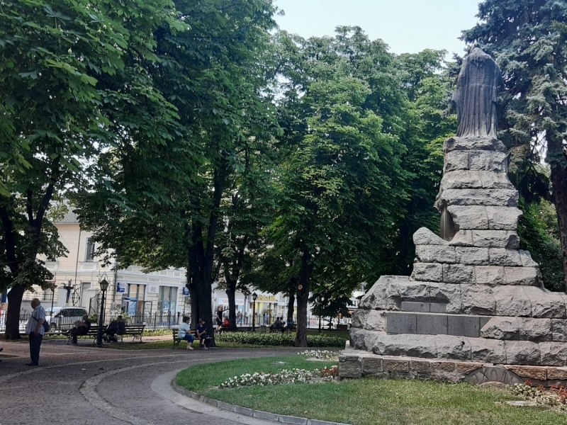 По желание на гражданите бяха добавени още пейки на пл. „Свобода“ в Свищов 