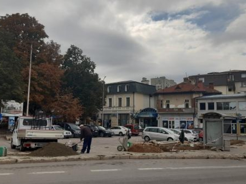 Ремонт на пешеходната зона около спирката на пл. „Свобода“ стартира в Свищов