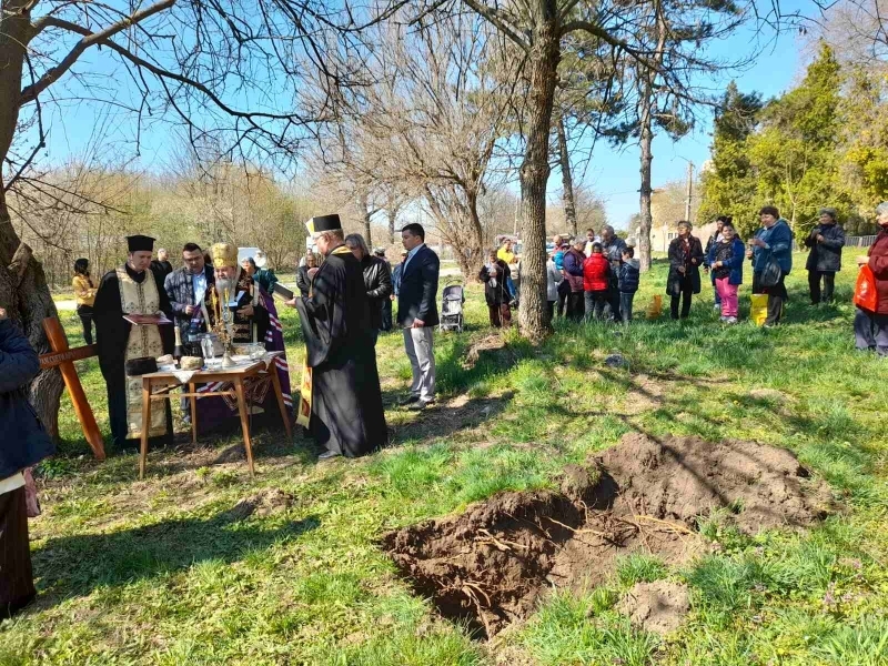 Великотърновският митрополит Григорий благослови първата копка за издигането на нов православен храм в село Хаджидимитрово 