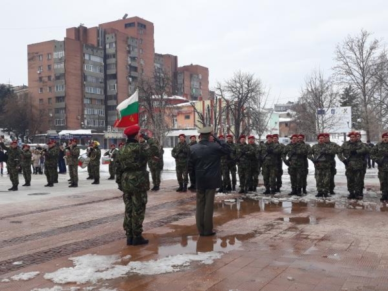 С военен ритуал по издигане на националното знаме и празнично шествие отбелязахме 3 март в Свищов