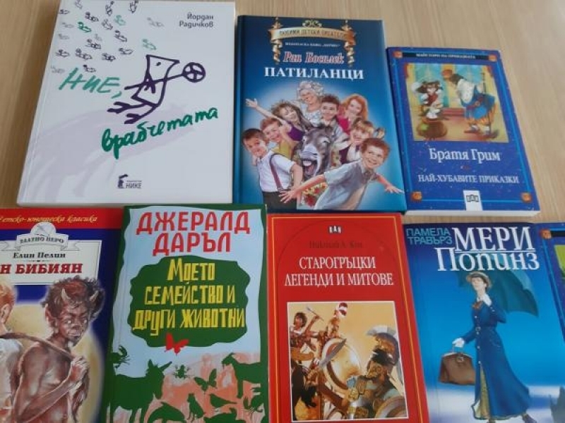 Ученици от СУ „Николай Катранов“ с дарение за училищната библиотека