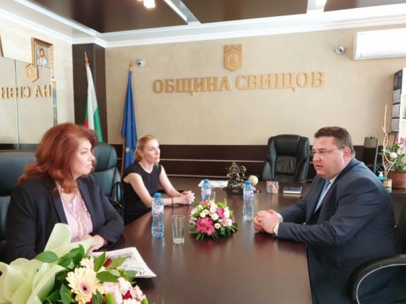 Вицепрезидентът Илияна Йотова посети Свищов по повод 165-годишнината на ПБНЧ „Еленка и Кирил Д. Аврамови – 1856“