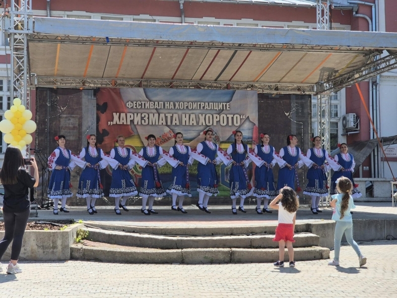 В четвъртия фестивал „Харизмата на хорото“ в Свищов взеха участие 18 състава 