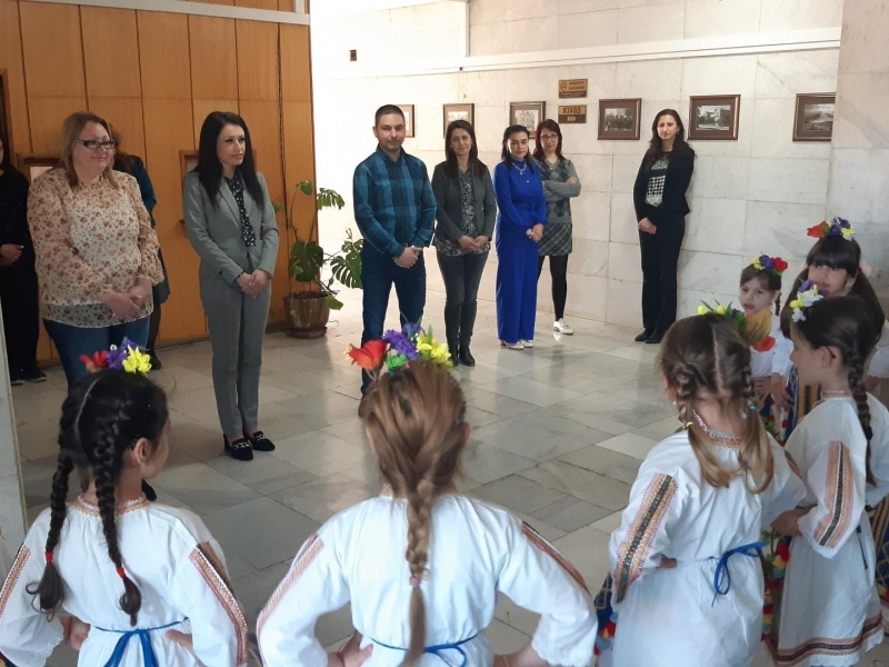 Лазарки от ДГ "Калина Малина" зарадваха служителите на Община Свищов 