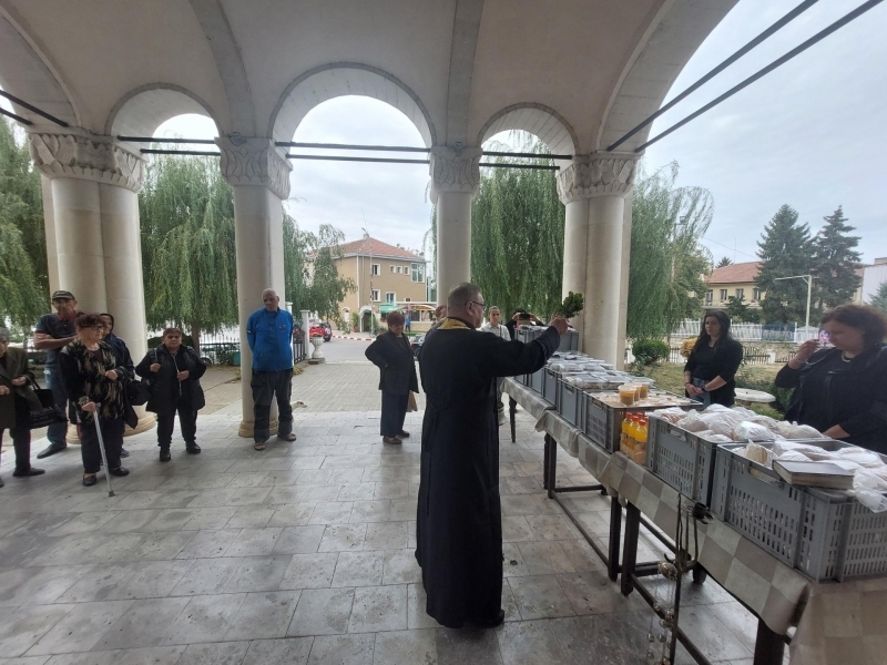 Благотворителен обяд за възрастни и социално слаби хора беше раздаден днес пред храм "Света Троица" в Свищов 