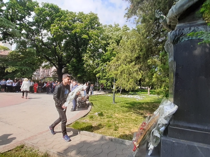 125 години от гибелта на Алеко Константинов бяха отбелязани днес в Свищов и София
